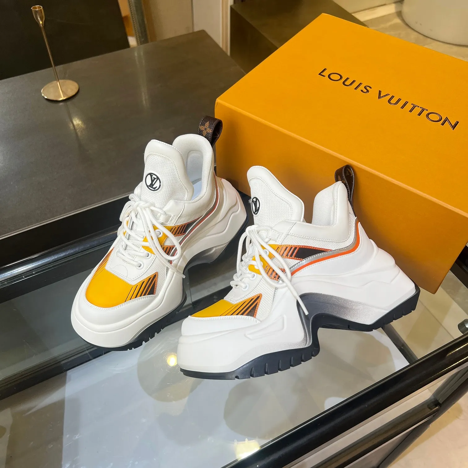 👟👟Ex-factory price 760👟👟 Nicolas Ghesquieye once again refined the design essence of LVArchlight sneakers to create LVArchlight2.0 platfrm sneakers. The combination of multiple technical materials, the wide outsole and the exaggerated tongue highlight the series' recognition, and the latter is marked with the LVCirCle logo 35-41